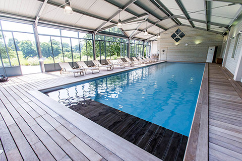 Piscine du Clos de Grâce avec bains de soleil