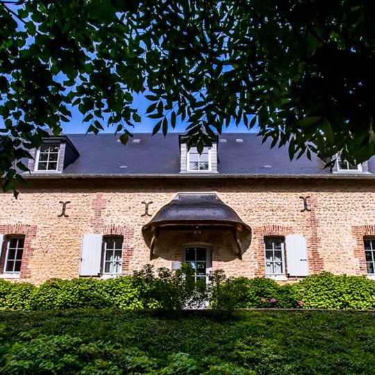 Le Clos de Grâce est un hébergement avec des chambres d'hôtes et un lieu de détente avec un spa.